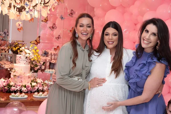 Marcela Corrieri ganha chá de bebê de Patrícia Justino e Raquel Vaz