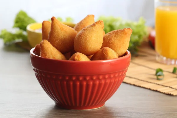 foto colorida recipiente com coxinha