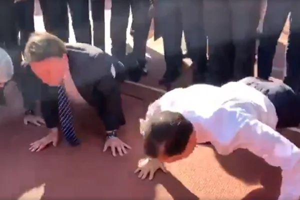Vídeo: De terno e gravata, Doria e Bolsonaro pagam flexões de braço