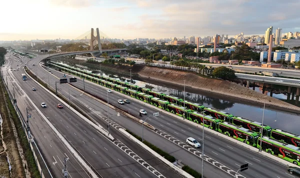 Fotografia colorida mostrando ônibus elétrico-Metrópoles