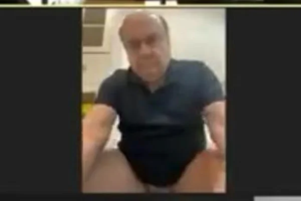 Imagem colorida de vereador no vaso sanitário - Metrópoles