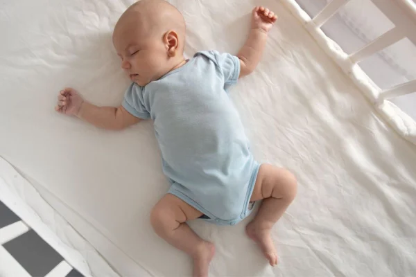 Bebê dormindo em berço