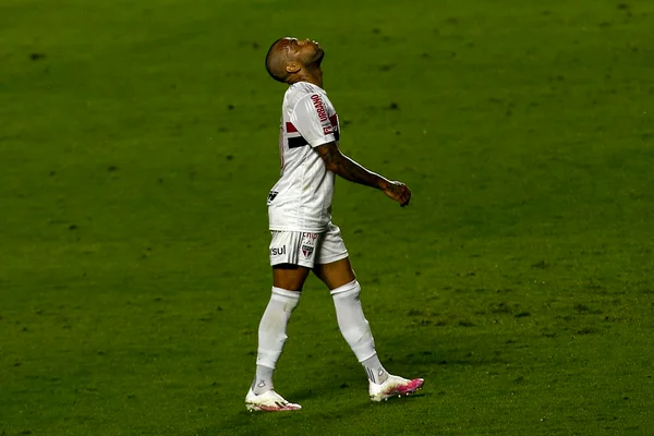 Daniel Alves posta vídeo batucando e é criticado pela torcida do São Paulo
