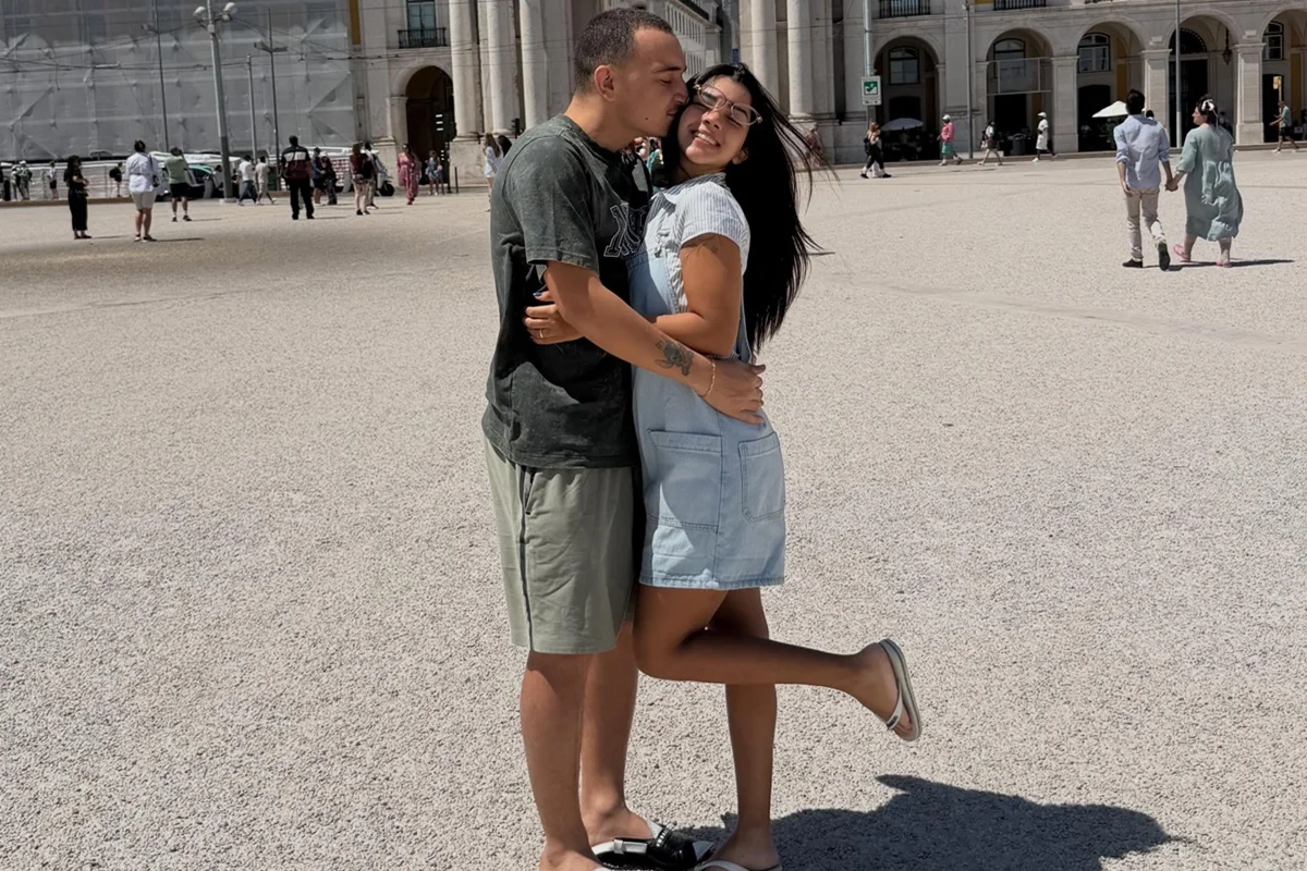João Gomes dá beijo em Ary Mirelle João Gomes dá beijo em Ary Mirelle