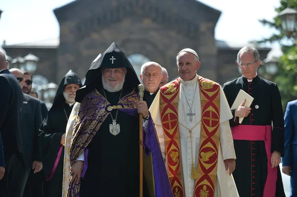 Imagem colorida mostra o papa da Armênia e o papa Francisco - Metrópoles