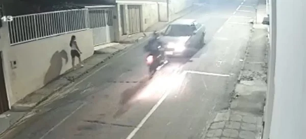Moto bate de frente com carro