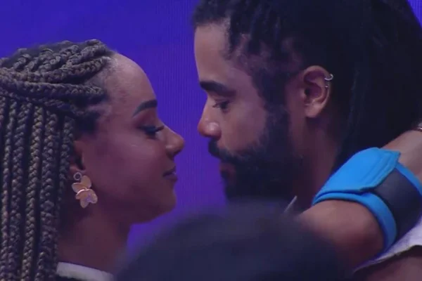 Aline e Diogo protagonizam beijão durante festa - Metrópoles