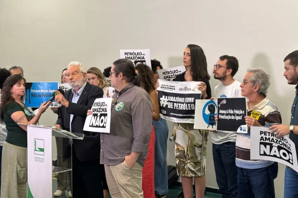 Imagem colorida mostra coletivo de imprensa em que deputados anunciam pl _ Metrópoles