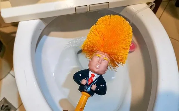 Escova no formato de Trump para limpar privada faz sucesso na China