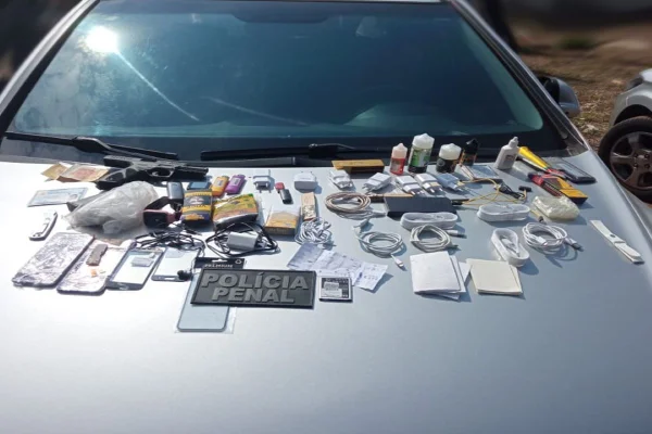 Arma, smartwatchs e perfume: vigilantes tentam facilitar entrada de itens em cadeia