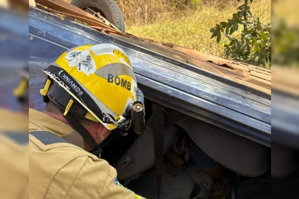 Dois homens e uma mulher morrem após carro cair em ribanceira na BR-070 - destaque galeria