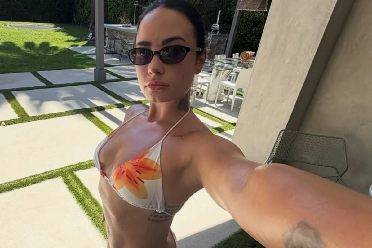 Demi Lovato faz selfie de biquíni Demi Lovato faz selfie de biquíni