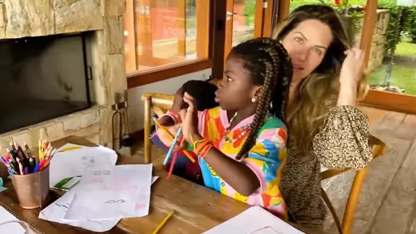 Giovanna Ewbank diverte ao mostrar reação após deixar filhos na escola