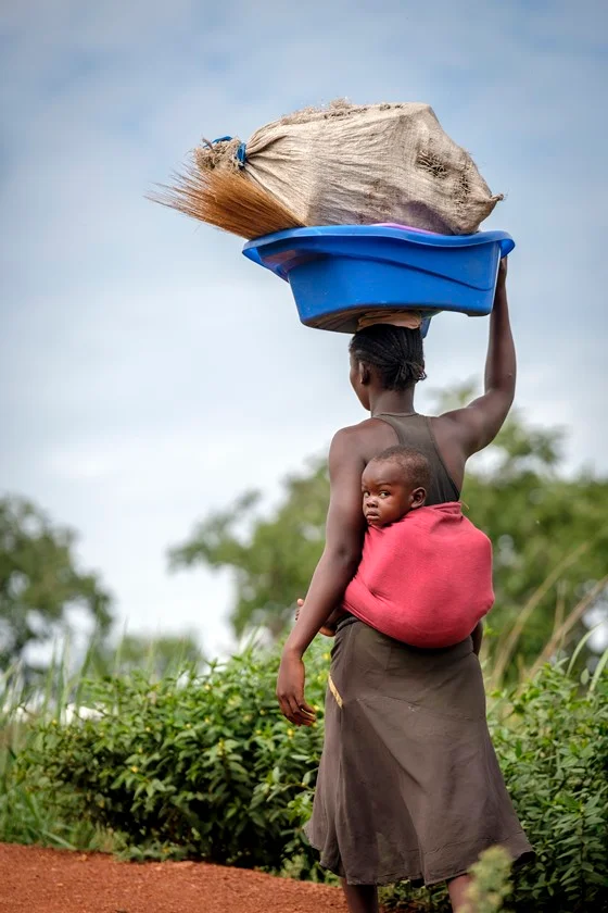 Refugiados sudaneses atravessam a fronteira com a Uganda no ponto de Busia, no distrito de Koboko no norte da Uganda. Mais de 800 mil refugiados sudaneses chegaram à Uganda desde 2013 Refugiados sudaneses atravessam a fronteira com a Uganda no ponto de Busia, no distrito de Koboko no norte da Uganda. Mais de 800 mil refugiados sudaneses chegaram à Uganda desde 2013