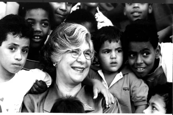 Imagem em preto e branco de Médium Isabel Salomão - Metrópoles