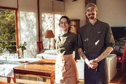 Sara e Juliano são responsáveis pelo complexo que reúne gastronomia, natureza e experiências personalizadas Sara e Juliano são responsáveis pelo complexo que reúne gastronomia, natureza e experiências personalizadas