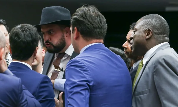 O deputado Zé Trovão discute com um parlamentar da base governista durante audiência da Comissão de Segurança Pública da Câmara