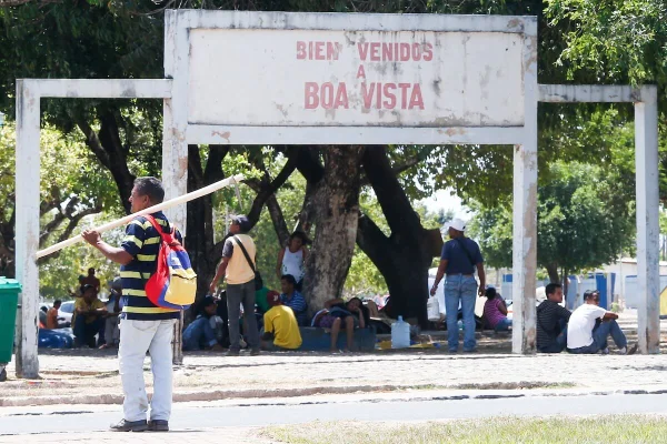 Venezuelanos na praça Simón Bolívar, em Roraima