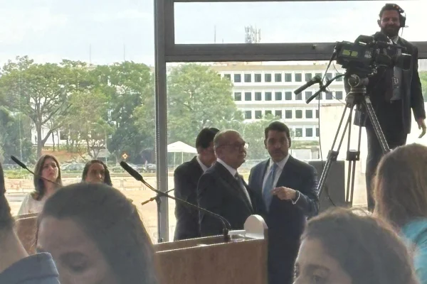 Gilmar Mendes e Jorge Messias conversam na posse de Boulos