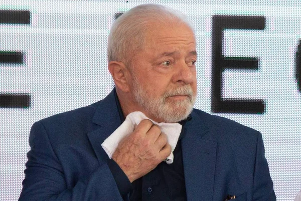 Imagem colorida do presidente Lula com semblante preocupado