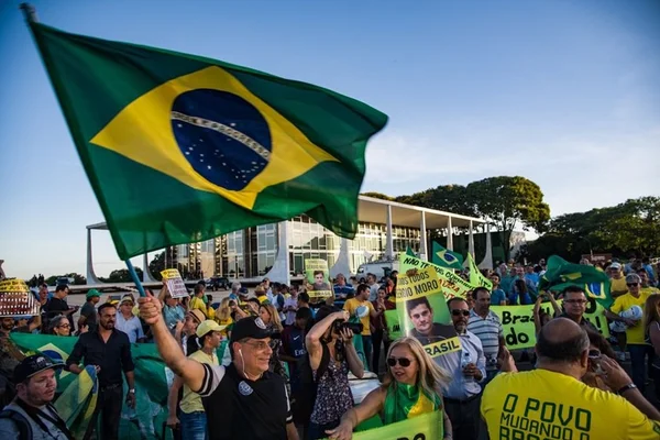 Manifestantes contra e pró-Lula fazem ato na Praça dos Três Poderes