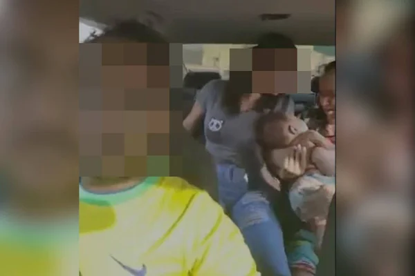 Imagem colorida de quatro pessoas dentro de um carro - Metrópoles