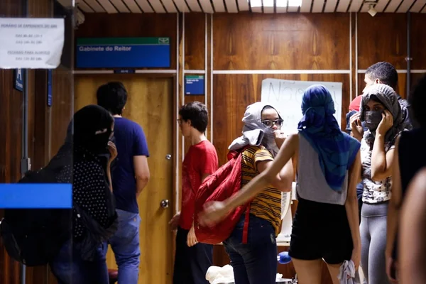 Ocupação pode atrasar salários de professores e funcionários, diz UnB