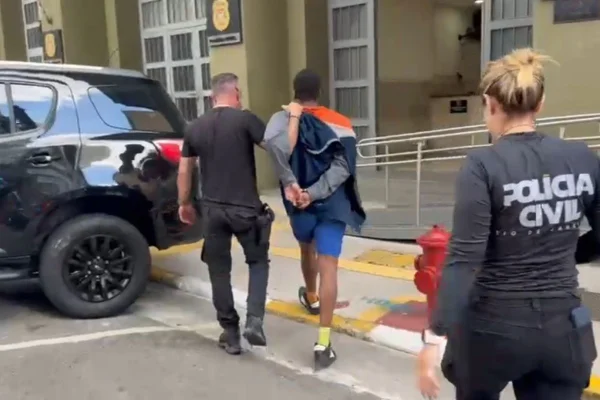 Imagem colorida mostra prisão de estrangeiro acusado de turismo sexual. Metrópoles