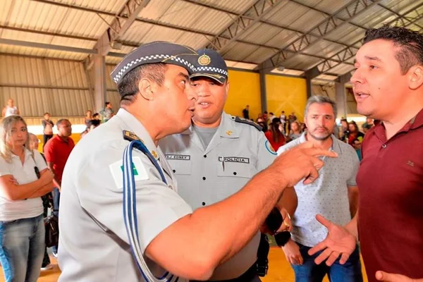 Reunião sobre militarização em escola tem bate-boca entre PM e Sinpro