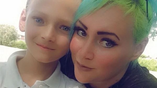 Garoto de 11 anos, ao lado de sua mãe, que tem o cabelo colorido