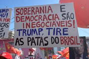 Cartazes criticam decisões recentes de Donald Trump, presidente dos EUA