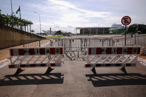 imagem colorida do estacionamento do STF, fechado após ataque de homem-bomba