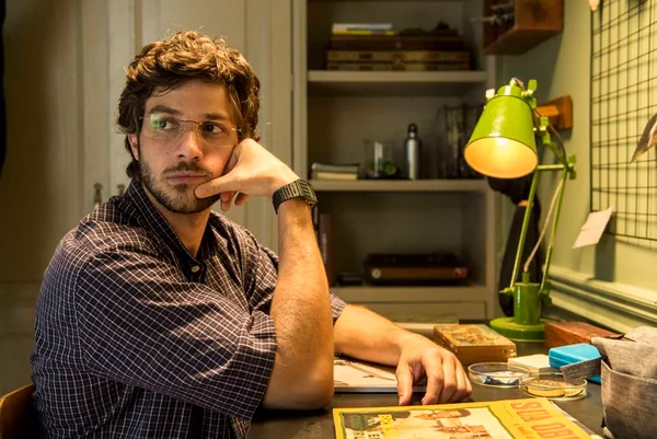 Amor de Mãe: Danilo inicia romance com Camila e esconde de Thelma