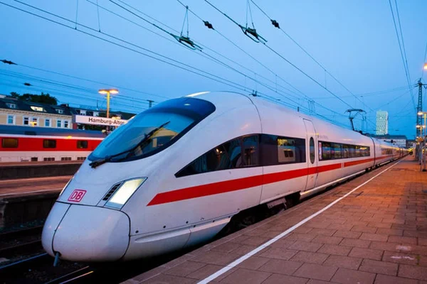 Para salvar bagagem, homem se pendura em trem-bala a 160km/h por 24 km