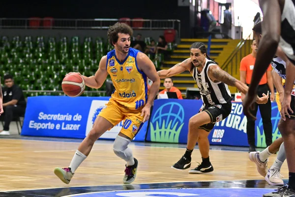 Foto colorida da partida entre Fortaleza Basquete Cearense e Botafogo Basquete - Metrópoles