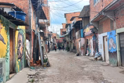Ruas de terra, barracos de madeira e fios emaranhados fazem parte do cenário da Favela do Moinho