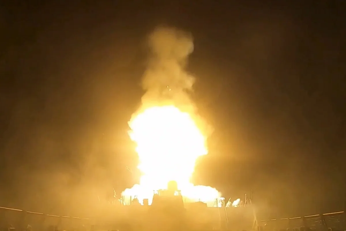EUA bombardeiam Irã em 3ª rodada de ataques após fechamento do Estreito de Ormuz