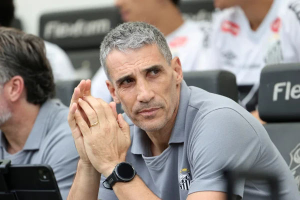 Vojvoda, treinador do Santos, na partida diante do Fortaleza