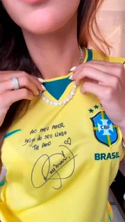 Bruna Biancardi usa camisa autografada do Neymar Jr.