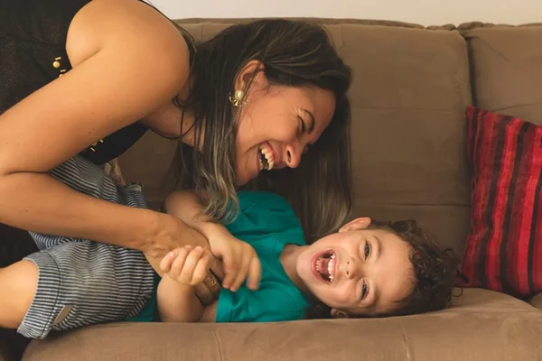 Pesquisa diz que ser mãe ocupa mais tempo que dois empregos