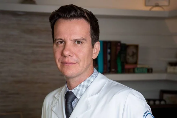 Caso Viviane Araújo: dr. Renato J. Freitas explica hérnia umbilical e lipoaspiração