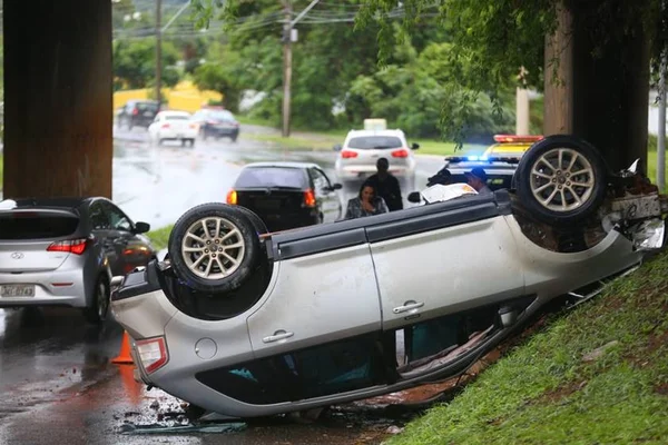 Motorista despenca de viaduto no Lago Sul e fica ferido
