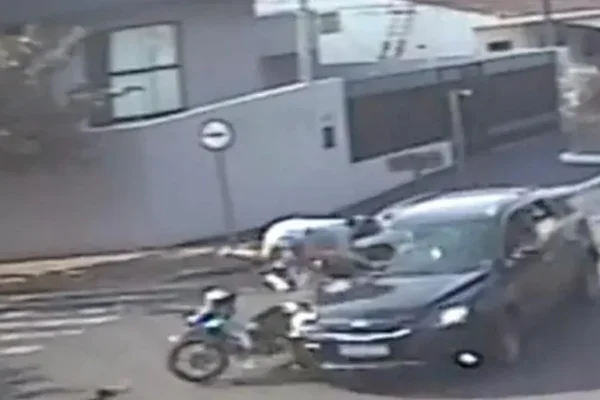 Motorista atropela motociclista e foge sem prestar socorro - Metrópoles