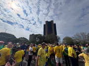 Cerca de 200 pessoas se reuniram no ato, entre elas o sósia de Bolsonaro Cerca de 200 pessoas se reuniram no ato, entre elas o sósia de Bolsonaro