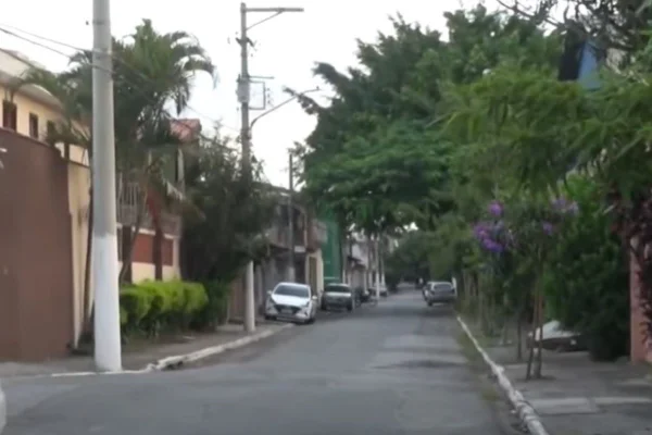 foto colorida de rua na zona norte de SP onde mulher de 59 anos foi abusada por montador de móveis que foi prestar serviço - Metrópoles
