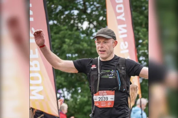 Foto de Ed FitzGerald, que tem parkinson, correndo maratona. Metrópoles