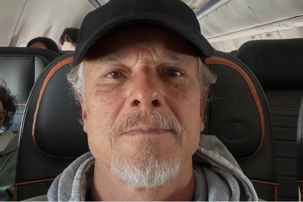 Marcello Novaes posando de boné - Metrópoles
