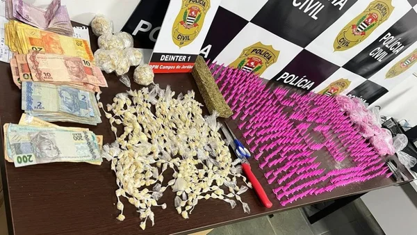 Imagem colorida mostra pacotes de droga apreendidos pela Polícia Civil numa casa em Campos do Jordão - Metrópoles