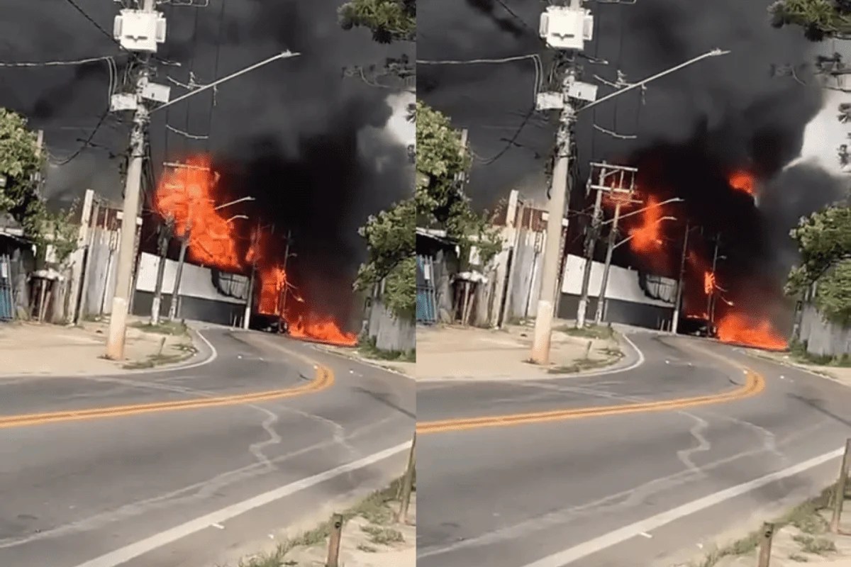 Fábrica foi evacuada preventivamente após incêndio atingir tanques de solventes. Imagens mostram chamas intensas e muita fumaça preta Fábrica foi evacuada preventivamente após incêndio atingir tanques de solventes. Imagens mostram chamas intensas e muita fumaça preta