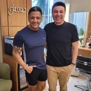 Edu Sacchiero posa com Jassa, o cabeleireiro de Silvio Santos